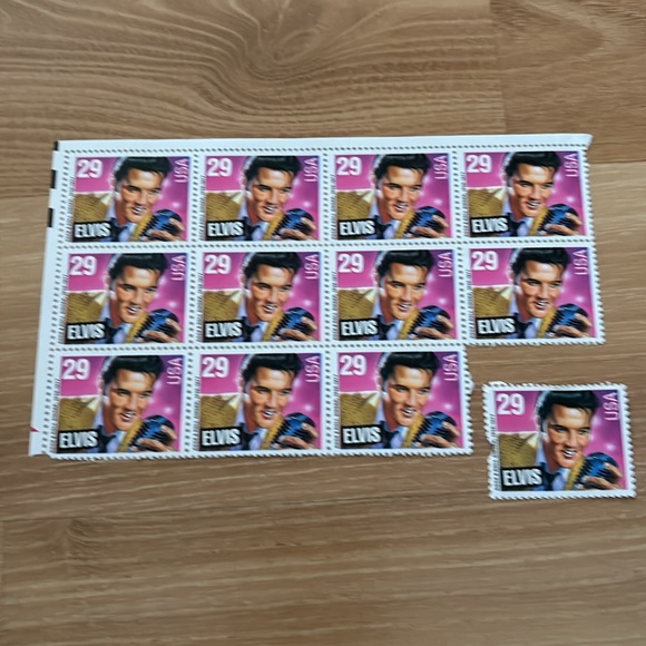 12 Elvis stamps - Picture 3 of 3